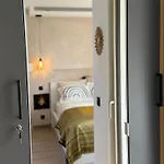 Romance Marine , Face à La