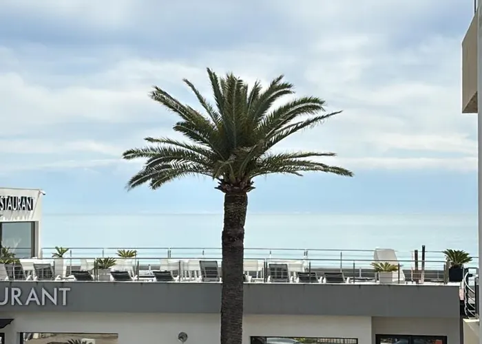 Romance Marine , Face à La *